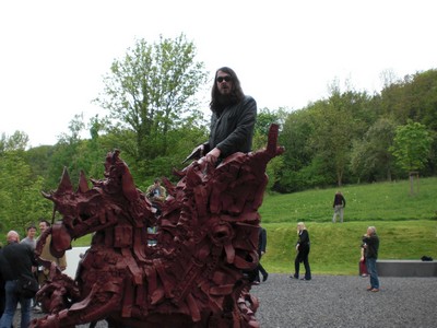 SERIELLO 8 von Klausens = Klau/s/ens zu Jonathan Meese 30.4.2009 PERFORMANCE vor und im und um das ARP MUSEUM in Rolandseck zu "Erzstaat Atlantisis"