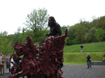 SERIELLO 8 von Klausens = Klau/s/ens zu Jonathan Meese 30.4.2009 PERFORMANCE vor und im und um das ARP MUSEUM in Rolandseck zu "Erzstaat Atlantisis"