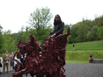 SERIELLO 8 von Klausens = Klau/s/ens zu Jonathan Meese 30.4.2009 PERFORMANCE vor und im und um das ARP MUSEUM in Rolandseck zu "Erzstaat Atlantisis"