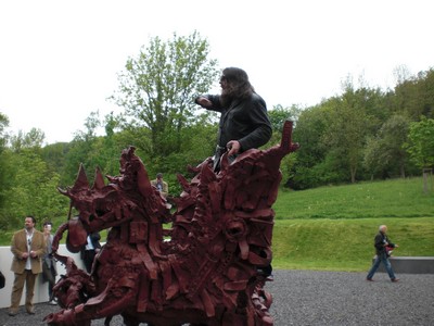 SERIELLO 8 von Klausens = Klau/s/ens zu Jonathan Meese 30.4.2009 PERFORMANCE vor und im und um das ARP MUSEUM in Rolandseck zu "Erzstaat Atlantisis"