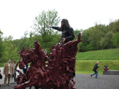 SERIELLO 8 von Klausens = Klau/s/ens zu Jonathan Meese 30.4.2009 PERFORMANCE vor und im und um das ARP MUSEUM in Rolandseck zu "Erzstaat Atlantisis"