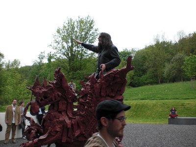 SERIELLO 8 von Klausens = Klau/s/ens zu Jonathan Meese 30.4.2009 PERFORMANCE vor und im und um das ARP MUSEUM in Rolandseck zu "Erzstaat Atlantisis"