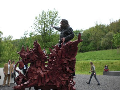 SERIELLO 8 von Klausens = Klau/s/ens zu Jonathan Meese 30.4.2009 PERFORMANCE vor und im und um das ARP MUSEUM in Rolandseck zu "Erzstaat Atlantisis"