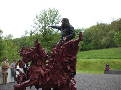 SERIELLO 8 von Klausens = Klau/s/ens zu Jonathan Meese 30.4.2009 PERFORMANCE vor und im und um das ARP MUSEUM in Rolandseck zu "Erzstaat Atlantisis"