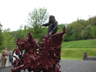 SERIELLO 8 von Klausens = Klau/s/ens zu Jonathan Meese 30.4.2009 PERFORMANCE vor und im und um das ARP MUSEUM in Rolandseck zu "Erzstaat Atlantisis"