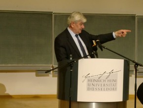 Klausens Foto zum SERIELLO Joaschka Fischer bei Gastpofessur Joschka Fischer in der Universitt Dsseldorf HEINRICH-HEINE-PROFESSUR am 28.4.2010