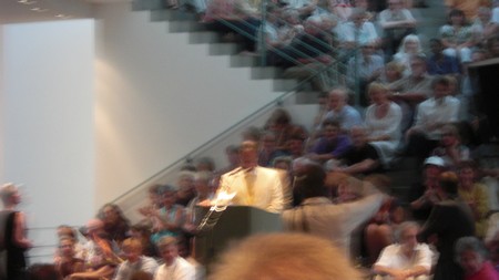 Klausens Foto Seriello Juergen Nimptsch bei der Erffnung der Ausstellung "Der Westen leuchtet", im Kunstmuseum Bonn