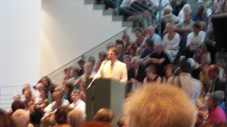 Klausens Foto Seriello Juergen Nimptsch bei der Erffnung der Ausstellung "Der Westen leuchtet", im Kunstmuseum Bonn