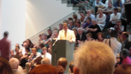 Klausens Foto Seriello Juergen Nimptsch bei der Erffnung der Ausstellung "Der Westen leuchtet", im Kunstmuseum Bonn