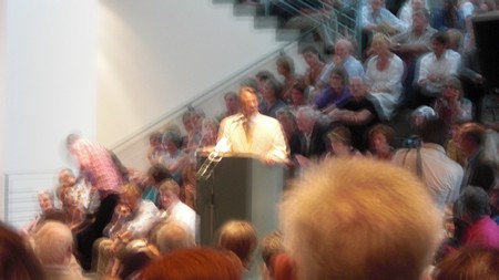 Klausens Foto Seriello Juergen Nimptsch bei der Erffnung der Ausstellung "Der Westen leuchtet", im Kunstmuseum Bonn