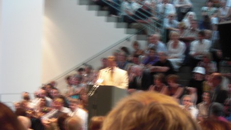 Klausens Foto Seriello Juergen Nimptsch bei der Erffnung der Ausstellung "Der Westen leuchtet", im Kunstmuseum Bonn