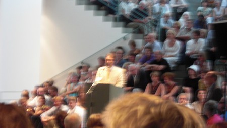 Klausens Foto Seriello Juergen Nimptsch bei der Eröffnung der Ausstellung "Der Westen leuchtet", im Kunstmuseum Bonn