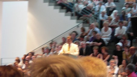 Klausens Foto Seriello Juergen Nimptsch bei der Erffnung der Ausstellung "Der Westen leuchtet", im Kunstmuseum Bonn