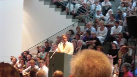 Klausens Foto Seriello Juergen Nimptsch bei der Erffnung der Ausstellung "Der Westen leuchtet", im Kunstmuseum Bonn