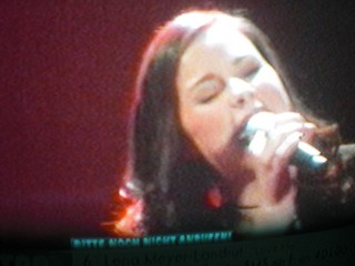 SERIELLO von KLAUSENS zu LENA MEYER-LANDRUT, als sie am 12.3.2010 2 Lieder singt. Insgesamt wird sie 4 x mal singen, in diesem Finale von "Unser Star für Oslo"