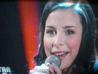 SERIELLO von KLAUSENS zu LENA MEYER-LANDRUT, als sie am 12.3.2010 2 Lieder singt. Insgesamt wird sie 4 x mal singen, in diesem Finale von "Unser Star fr Oslo"