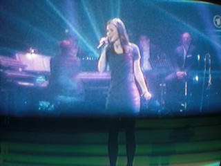 SERIELLO von KLAUSENS zu LENA MEYER-LANDRUT, als sie am 12.3.2010 2 Lieder singt. Insgesamt wird sie 4 x mal singen, in diesem Finale von "Unser Star fr Oslo"