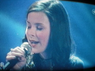 SERIELLO von KLAUSENS zu LENA MEYER-LANDRUT, als sie am 12.3.2010 2 Lieder singt. Insgesamt wird sie 4 x mal singen, in diesem Finale von "Unser Star fr Oslo"