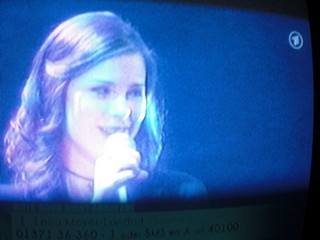 SERIELLO von KLAUSENS zu LENA MEYER-LANDRUT, als sie am 12.3.2010 2 Lieder singt. Insgesamt wird sie 4 x mal singen, in diesem Finale von "Unser Star fr Oslo"