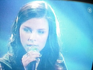 SERIELLO von KLAUSENS zu LENA MEYER-LANDRUT, als sie am 12.3.2010 2 Lieder singt. Insgesamt wird sie 4 x mal singen, in diesem Finale von "Unser Star fr Oslo"