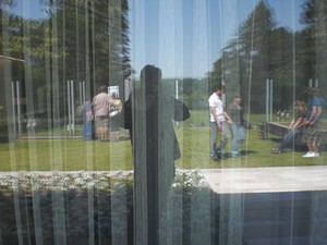 SERIELLO des Künstlers Klausens = Klau/sens vom 23.5.2009 in Bonn im Park des Palais Schaumburg vom Kanzlerbungalow bzw. Bundeskanzlerbungalow